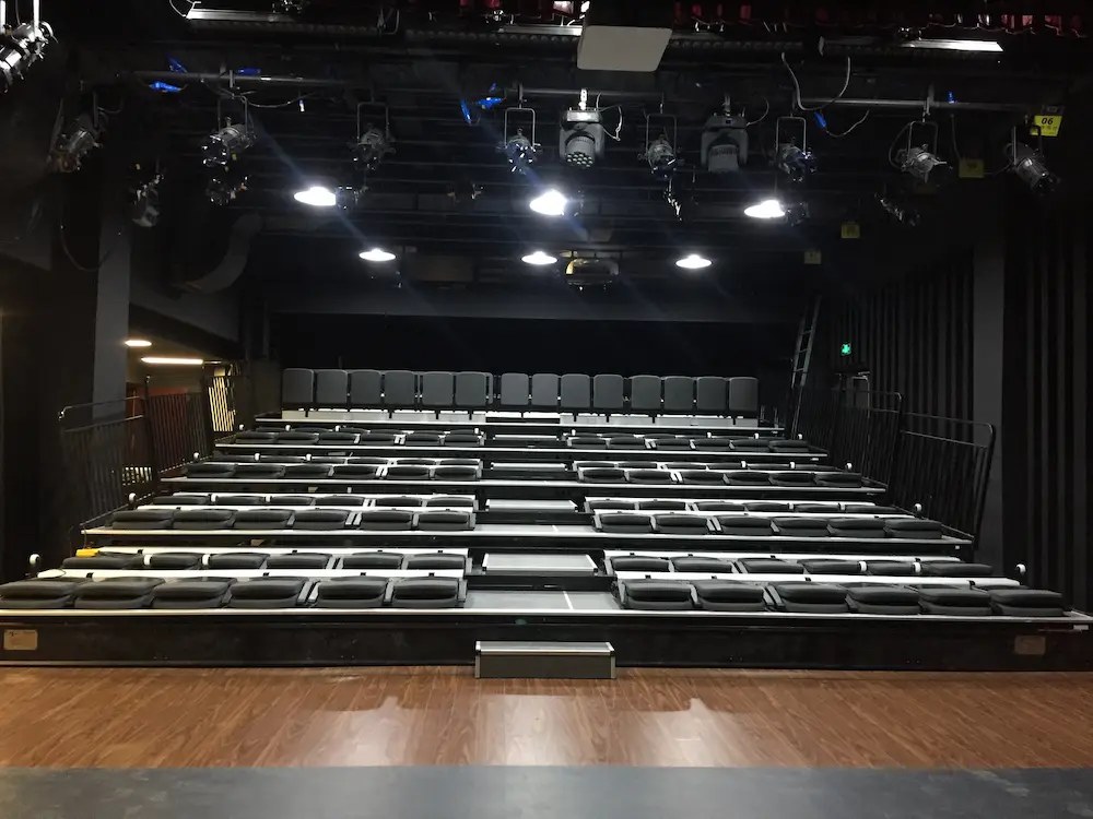 How Surface Materials Influence Acoustic Experience and Maintenance Efficiency in Auditorium Projects